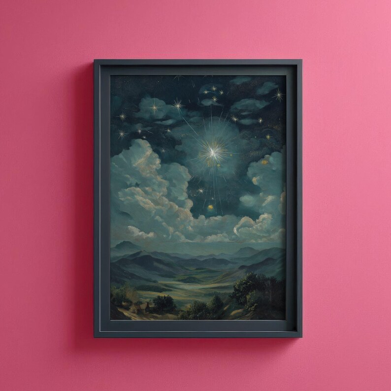 Puede incluir: Pintura de paisaje enmarcada que representa un cielo nocturno con una brillante explosi&oacute;n de estrellas, rodeada de nubes y estrellas. La pintura presenta un valle y monta&ntilde;as en primer plano, con un marco azul oscuro.