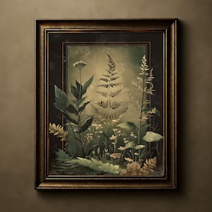 Puede incluir: Una impresión botánica enmarcada que presenta una variedad de plantas y flores en tonos verdes, beige y marrón. La obra de arte está enmarcada en un marco dorado oscuro y ornamentado, creando una estética vintage. La imagen muestra una ilustración detallada de helechos y otros follajes.