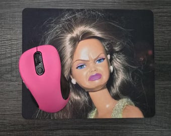 Tappetino per mouse con la faccia di una bambola divertente