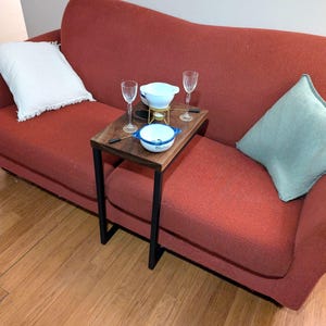 Pequeña mesa de centro de madera maciza, nogal negro, decoración. Pequeña mesa de salón en madera maciza, nogal negro, decoración.