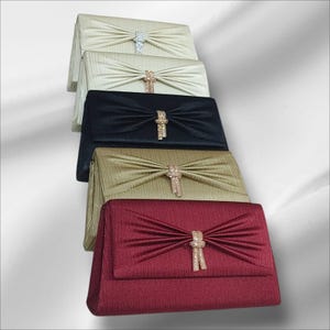 Elegante Satin Abendunterarmtasche mit Schleifendesign / Goldene und Silberne Kette / Satinbeutel in Elfenbein, Burgund, Schwarz, Olivgrün, Blau