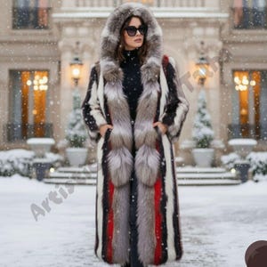 Cappotto lungo in pelliccia sintetica vegana con cappuccio / Trench invernale a righe multicolore / Capispalla di lusso da donna