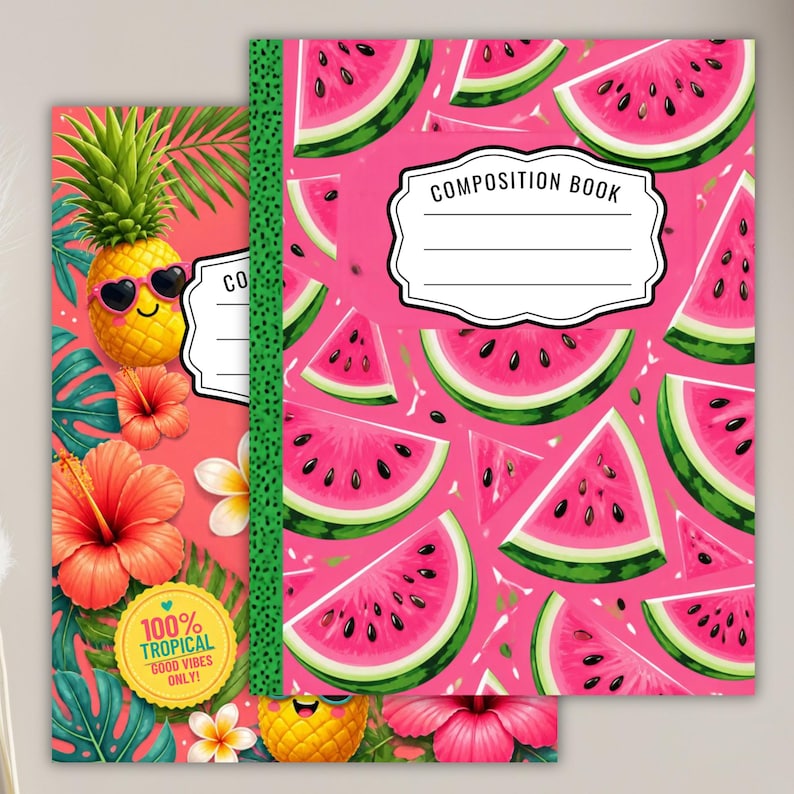 K&ouml;nnte beinhalten: Zwei Kompositionshefte mit lebendigen tropischen Designs. Ein Einband zeigt eine Ananas mit herzf&ouml;rmiger Sonnenbrille, Hibiskusbl&uuml;ten und ein gelbes Abzeichen mit der Aufschrift 100% TROPICAL GOOD VIBES ONLY. Der andere zeigt ein Wassermelonenmuster.