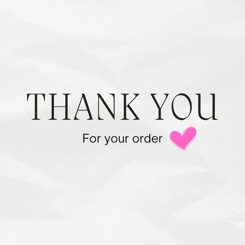 K&ouml;nnte beinhalten: Eine wei&szlig;e Karte mit zerknitterter Textur, die den schwarzen Text THANK YOU in einer Serifenschrift zeigt, gefolgt von dem Text For your order in einer kleineren serifenlosen Schrift, erg&auml;nzt durch ein kleines, pinkfarbenes Herzsymbol.