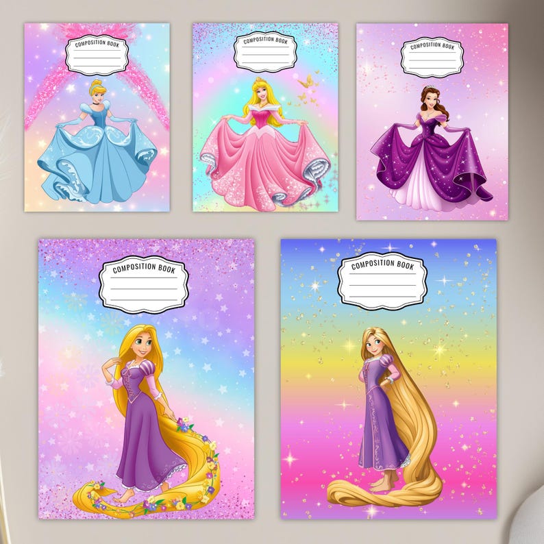 Op de afbeelding: Vijf compositieboeken met illustraties van Disney-prinsessen. Elk notitieboek heeft een andere prinses in een kleurrijke jurk, tegen een sprankelende achtergrond. De notitieboeken hebben een wit label bovenaan met de tekst "Composition Book".