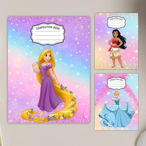 Op de afbeelding: Compositieboeken met Disney-prinsessen Rapunzel, Moana en Assepoester. De covers hebben een pastelkleurige achtergrond met sterren en glitter. Elk boek heeft een wit label met de tekst "Composition Book". Rapunzel draagt een paarse jurk.