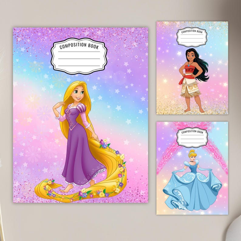 Op de afbeelding: Compositieboeken met Disney-prinsessen Rapunzel, Moana en Assepoester. De covers hebben een pastelkleurige achtergrond met sterren en glitter. Elk boek heeft een wit label met de tekst "Composition Book". Rapunzel draagt een paarse jurk.