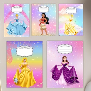 Op de afbeelding: Vijf compositieboeken met Disney-prinsessen. Elk boek heeft een andere prinses: Assepoester in blauw, Moana in rood en bruin, Aurora in geel, Belle in geel en Belle in paars. Elk boek heeft een wit label met "COMPOSITION BOOK".