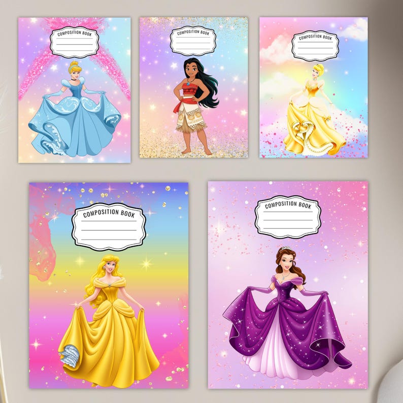 Op de afbeelding: Vijf compositieboeken met Disney-prinsessen. Elk boek heeft een andere prinses: Assepoester in blauw, Moana in rood en bruin, Aurora in geel, Belle in geel en Belle in paars. Elk boek heeft een wit label met "COMPOSITION BOOK".