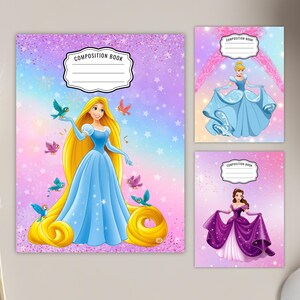 Op de afbeelding: Compositieboeken met prinsessenillustraties. E&eacute;n notitieboek heeft een prinses met lang blond haar en vogels. De andere twee notitieboeken tonen Assepoester en Belle. Elk notitieboek heeft een wit label met de tekst "COMPOSITION BOOK". De achtergrond is pastelkleurig.