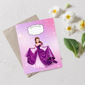 Op de afbeelding: Compositieboek met een prinses in een paarse jurk en witte onderrok. De kaft heeft een roze en paarse gradi&euml;nt achtergrond en de woorden "COMPOSITION BOOK". De prinses houdt haar jurk vast.
