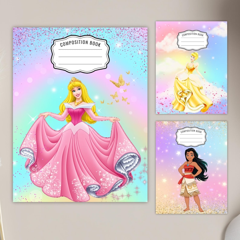 Op de afbeelding: Compositieboeken met prinsessenillustraties. Het hoofdboek toont prinses Aurora in een roze jurk, tegen een pastelkleurige regenboogachtergrond. Extra boeken tonen Belle en Moana. Elk boek heeft een label met "Composition Book".