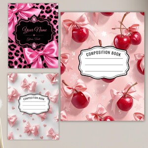 K&ouml;nnte beinhalten: Drei Notizb&uuml;cher mit unterschiedlichen Einb&auml;nden. Eines zeigt ein rosa Leopardenmuster mit gro&szlig;en rosa Schleifen und einem schwarzen Etikett mit der Aufschrift Your Name und Your Text. Zwei weitere zeigen rosa Schleifen und rote Kirschen mit dem Text COMPOSITION BOOK.