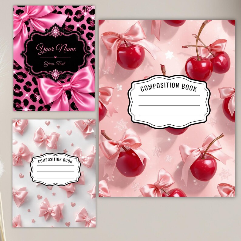 K&ouml;nnte beinhalten: Drei Notizb&uuml;cher mit unterschiedlichen Einb&auml;nden. Eines zeigt ein rosa Leopardenmuster mit gro&szlig;en rosa Schleifen und einem schwarzen Etikett mit der Aufschrift Your Name und Your Text. Zwei weitere zeigen rosa Schleifen und rote Kirschen mit dem Text COMPOSITION BOOK.