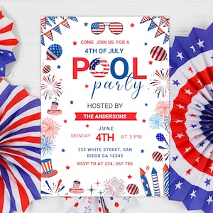 Op de afbeelding: Een uitnodiging voor een 4 juli poolparty met rood, wit en blauwe decoraties. De uitnodiging bevat de tekst "Come join us for a 4th of July Pool Party" en evenementdetails.