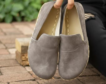 Mocasines descalzos de nobuk gris hechos a mano: zapatos minimalistas de cuero para mujer