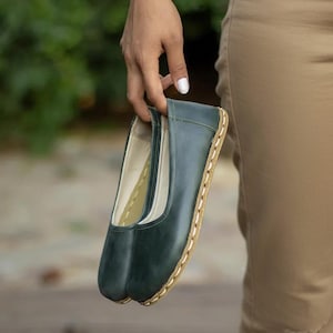 Handgefertigte Leder Ballerinas: Grüne Erdung Barfußschuhe, Minimalistische Ballerinas
