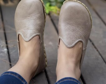 Zapatos yemeníes de cuero marrón claro hechos a mano: zapatos turcos planos y sin cordones para mujer