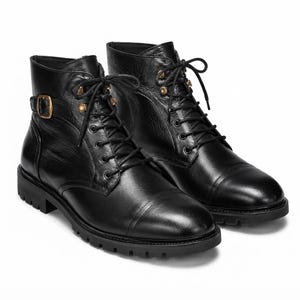 Peut inclure: Une paire de bottines à lacets en cuir noir avec un bout rapporté, une bride latérale dotée d'une boucle en métal doré, et une semelle épaisse en caoutchouc cranté. Les bottines présentent des lacets noirs et des œillets métalliques.