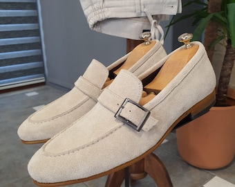 Beige suède loafers voor heren - instapschoenen met gesp - casual en geklede loafers - Sardinelli-schoenen
