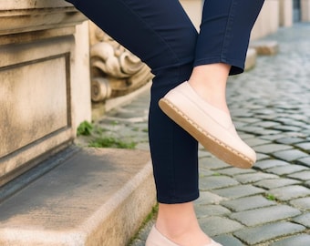 Bailarinas descalzas de piel beige hechas a mano: zapatos de mujer para estar en casa