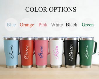 Vaso de viaje personalizado de acero inoxidable de 20 oz con asa y nombre personalizado.