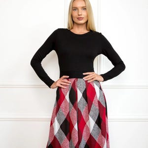 Loving Midi Jersey Kleid - Schwarz und rotes Kleid mit Taschen - Geometrisches Print Kleid - Langarm Kleid - Minimalistischer Stil - Zeitloses Design