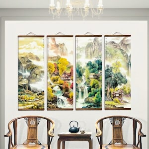 Puede incluir: Cuatro pinturas verticales de paisajes que representan montañas, cascadas y edificios tradicionales. La obra de arte presenta una paleta de colores apagados con tonos de verde, amarillo y marrón. Cada pintura está enmarcada.