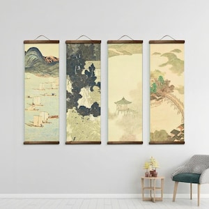 Puede incluir: Cuatro obras de arte murales verticales con pinturas de paisajes de estilo japonés. Cada pieza presenta una barra para colgar de madera y representa escenas con montañas, árboles, barcos y edificios en colores apagados.