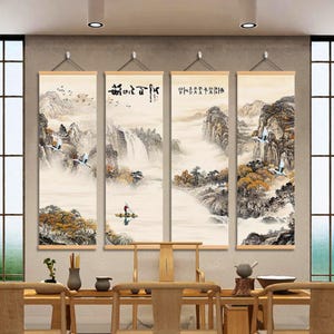 Könnte beinhalten: Vier vertikale Wandkunst-Paneele, die eine traditionelle asiatische Landschaft darstellen. Jedes Paneel zeigt eine Berglandschaft mit Wasserfällen, Bäumen und fliegenden Vögeln. Das Kunstwerk ist in gedämpften Tönen von Beige, Braun und Grau gehalten.