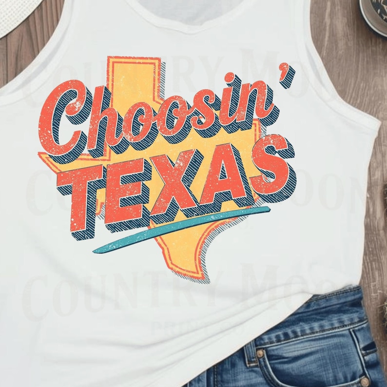 Op de afbeelding: Witte tanktop met de tekst "Choosin' TEXAS" in oranje en blauw. De tekst is geplaatst op een gele omtrek van de staat Texas. De tanktop wordt gecombineerd met een blauwe spijkerbroek.