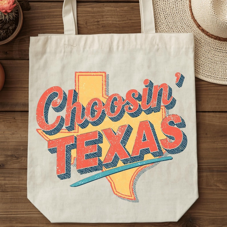 Op de afbeelding: Cr&egrave;mekleurige draagtas met de tekst "Choosin' TEXAS" in retro-lettertype, met een oranje en gele omtrek van Texas. De tas heeft twee handvatten en is gemaakt van canvas.