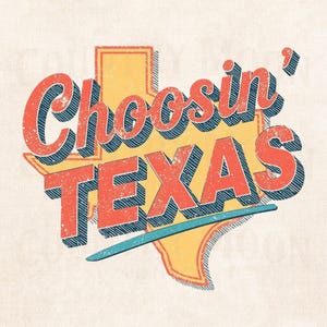 Op de afbeelding: Een vintage-stijl grafische afbeelding met de tekst "Choosin' TEXAS" in rood, omlijnd in blauw, over een gele Texas-vormige achtergrond. Het ontwerp heeft een verweerde, getextureerde uitstraling, met een lichtblauwe lijn aan de onderkant.