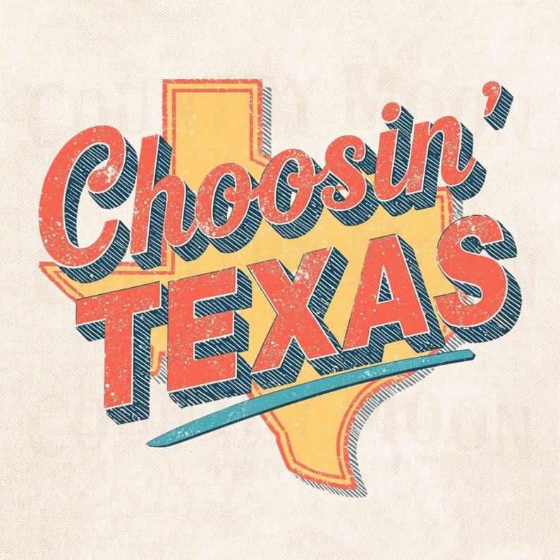 Op de afbeelding: Een vintage-stijl grafische afbeelding met de tekst "Choosin' TEXAS" in rood, omlijnd in blauw, over een gele Texas-vormige achtergrond. Het ontwerp heeft een verweerde, getextureerde uitstraling, met een lichtblauwe lijn aan de onderkant.
