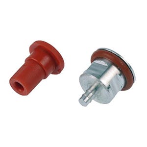 Può includere: Sono mostrate due piccole parti del motore. Uno è un gommino di gomma rosso con una parte superiore svasata. L'altro è un filtro del carburante in metallo con una guarnizione in gomma rossa. Entrambe le parti sono probabilmente utilizzate nella riparazione o manutenzione di piccoli motori.