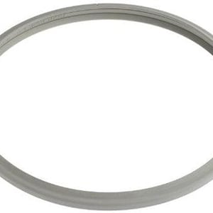 Puede incluir: Una junta de goma circular de color gris claro. La junta tiene forma de anillo con una sección transversal redondeada. El material parece flexible y duradero. La junta está diseñada para crear un sello.