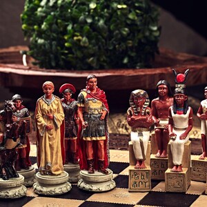 Handgemaakte schaakset Rome vs Egypte – luxe Cleopatra- en Romeinse beeldjes met walnoot-, leer- of mdf-bord – groot kingsize formaat