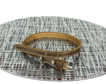 Collar fino de piel auténtica para mascotas, ajustable para gatos y perros, con herrajes plateados.