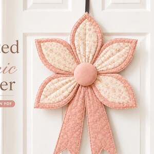 Nähvorlage für eine gesteppte Stoffblume (PDF), große Stoffschleife als Türdekoration, handgefertigter Türhänger mit Blumenmuster, druckbare DIY-Vorlage