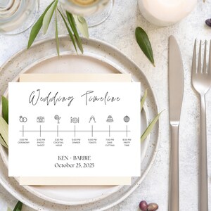 Può includere: Un biglietto bianco con la scaletta della giornata di nozze con testo nero e icone. Il biglietto elenca il programma della giornata di nozze, tra cui la cerimonia, il servizio fotografico, l'aperitivo, la cena, i brindisi, il taglio della torta e il tempo per la festa. Il biglietto include anche i nomi "Ken & Barbie" e la data "25 ottobre 2025".