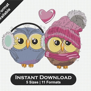 Könnte beinhalten: Illustration von zwei Cartoon-Eulen. Eine Eule trägt Ohrenschützer, die andere eine rosa Mütze und einen Schal. Ein rosa Herz schwebt über ihnen. Der Text unten lautet "INSTANT DOWNLOAD 5 Sizes | 11 Formats".