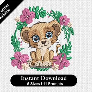 Puede incluir: Diseño bordado de un lindo cachorro de león de dibujos animados con grandes ojos azules, sentado en una corona de flores rosas y hojas verdes. El diseño está disponible en 5 tamaños y 11 formatos.