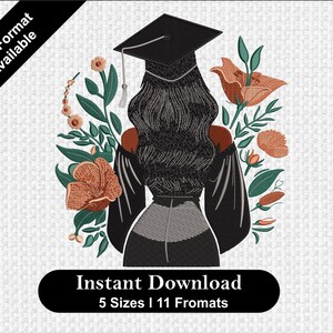 Pode incluir: Um desenho de bordado de uma graduada negra usando uma touca e uma beca, cercada por flores. O desenho inclui o texto "Download instantâneo" e "5 tamanhos | 11 formatos".