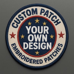Może przedstawiać: Okrągła, haftowana naszywka z napisem "CUSTOM PATCH" i "EMBROIDERED PATCHES" w granatowej obwódce. Środek zawiera napis "YOUR OWN DESIGN" z akcentami gwiazd. Naszywka ma kremowe tło z czerwonymi i złotymi akcentami.