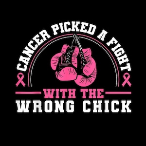 Puede incluir: Un diseño gráfico negro presenta guantes de boxeo rosas colgando de una cuerda blanca. El texto dice "CANCER PICKED A FIGHT WITH THE WRONG CHICK" en blanco, con cintas rosas a ambos lados.