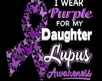 Indosso il viola per mia figlia PNG, Nastro a farfalla per la consapevolezza del lupus, Maglietta di supporto, Sfondo trasparente