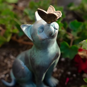 ホームデコレーション 猫のメモリアルフィギュア 妖精アート 庭の装飾 彫像 猫の鼻に蝶がくっついた彫刻 ホームオフィスの装飾 新築祝いのギフト