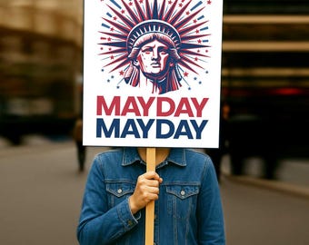 Könnte beinhalten: Eine Person hält ein Schild mit einer Grafik der Freiheitsstatue und den Worten "MAYDAY MAYDAY" in Rot und Blau. Das Schild wird vor der Person gehalten, die ihr Gesicht verdeckt. Die Person trägt eine Jeansjacke.
