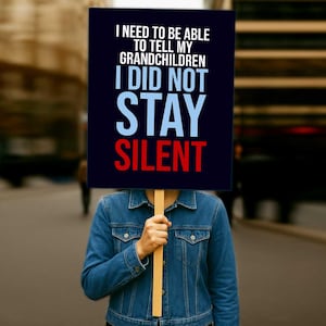 Może przedstawiać: Osoba trzymająca transparent z napisem "I NEED TO BE ABLE TO TELL MY GRANDCHILDREN I DID NOT STAY SILENT". Transparent jest czarny z białym, jasnoniebieskim i czerwonym tekstem. Osoba ma na sobie dżinsową kurtkę.