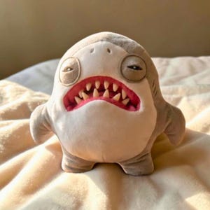 Jaws Fuggler knuffel haai, knuffeldier lelijk monster (23 cm)